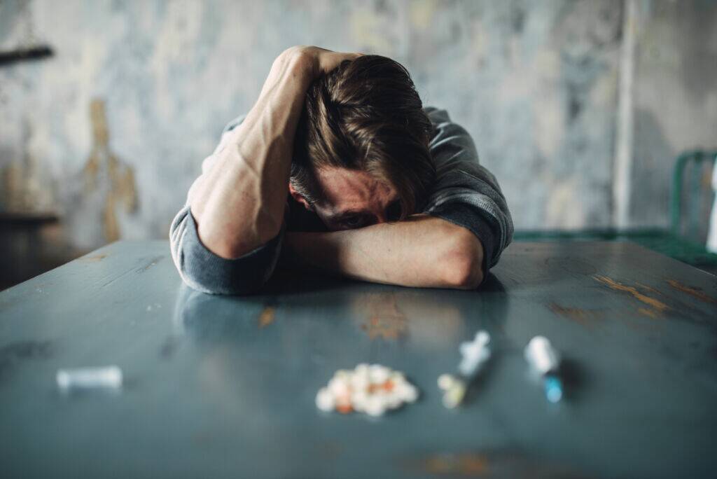 opioid addiction and suicide risks, suicide risks with opioid abuse, opioid use disorder and suicidal thoughts, risks of opioid abuse and suicidal ideation