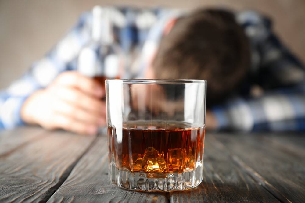 signs of alcohol use disorder (AUD), alcohol addiction warning signs, alcohol addiction treatment and rehab, consequences of alcohol abuse and addiction, health risks of alcohol abuse