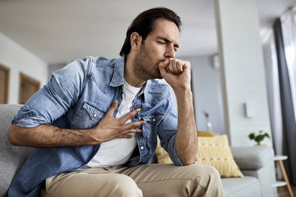 man experiencing side effects and health risks of vaping, drip vaping risks and side effects, asthma and lung problems from nicotine vape drips