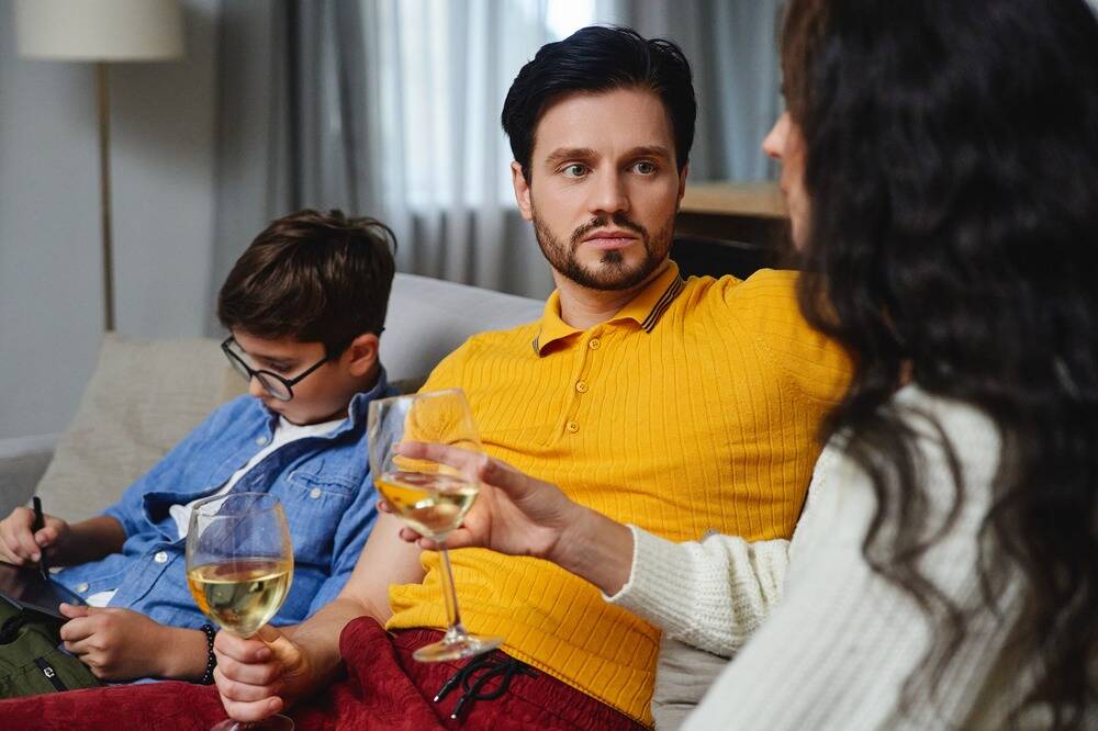 parents with alcohol addiction, the impact of parents with alcohol use disorder, the impact of addiction on families, generational addiction and substance abuse in families