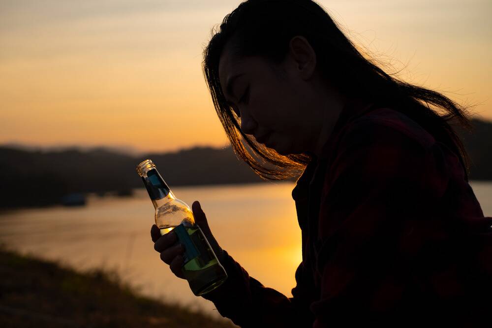 struggling with alcohol abuse, signs of alcohol addiction, treating alcohol use disorder